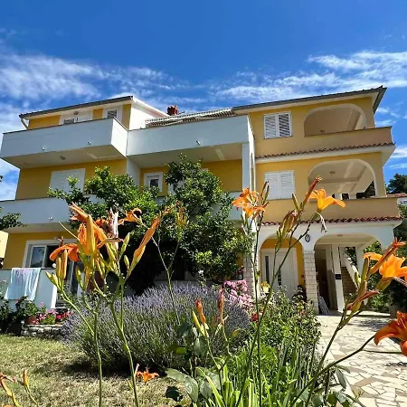 Haus Zdenka 아파트 라브
